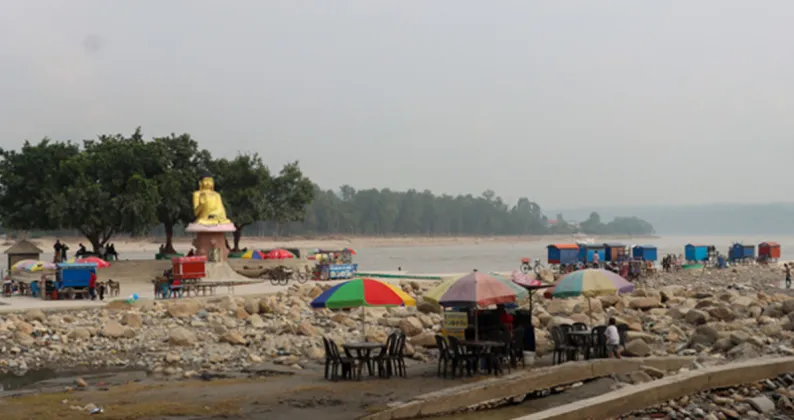 Traders Return to Flood-Ravaged Narayani Riverbank
