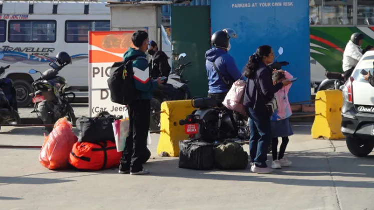 Crowds Leave Kathmandu to Celebrate Dashain