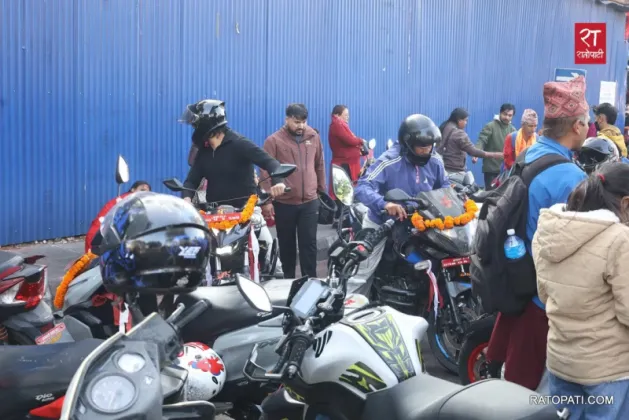 Crowds Throng Bhadrakali Temple for Vehicle Worship on Maha Navami