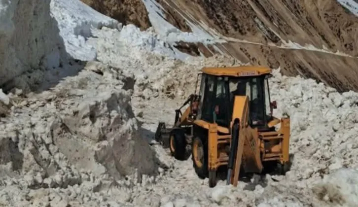 Locals clear snow to reopen Dolpa-Mustang Bheral Pass