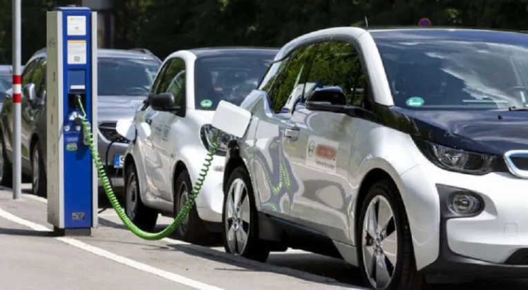 UK New Car Sales Rise as Consumers Turn to Electric Vehicles